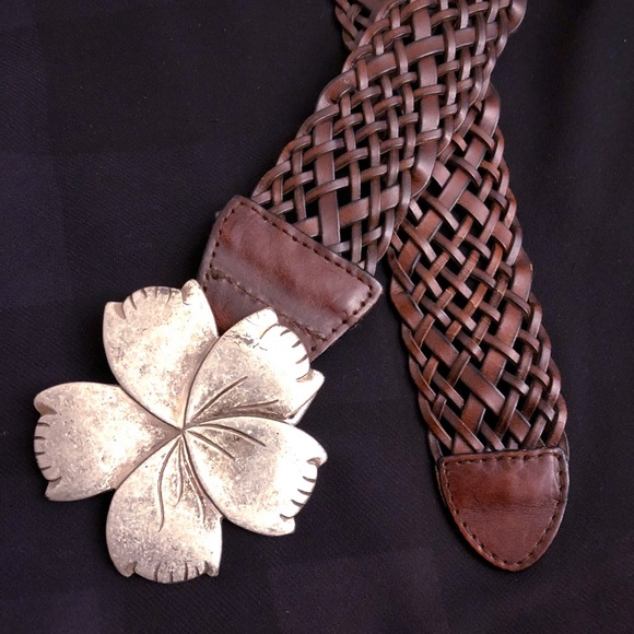 Flower pedal buckle belt